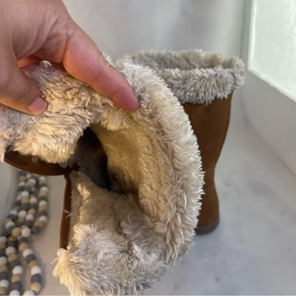 Cat & Jack Tan Suede Boots with Fur Lining for girls Size 1